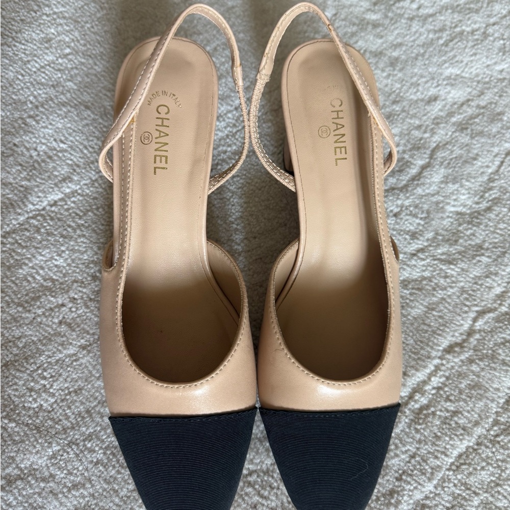 CHANEL Cream and Black Heels with Elegant Two-Tone Design
